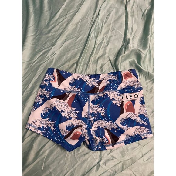 Fleo jaws shorts size small